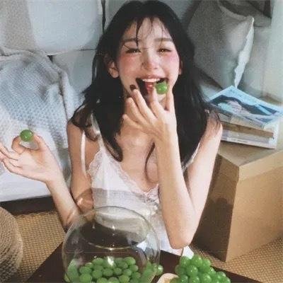 穿黄睡衣的女孩